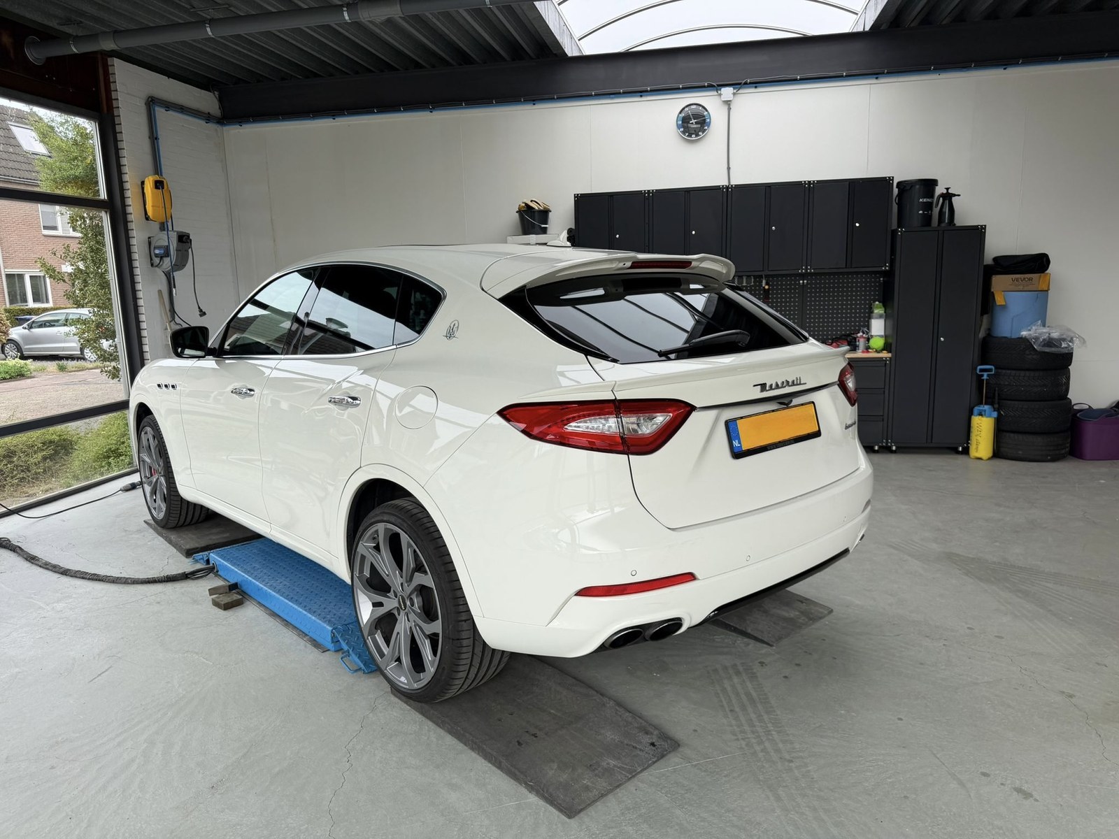 Maserati Levante Gransport wit in werkplaats
